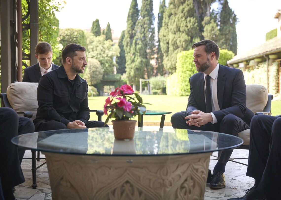 Archivo - Volodimir Zelenski y JD Vance, durante su reunión en el Vaticano (imagen de archivo)Europa Press/Contacto/Ukraine Presidency/Ukrainian
