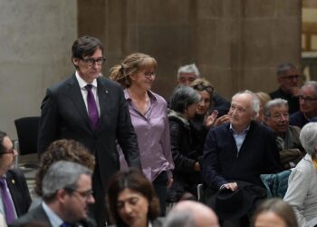 La hija de Ernest Lluch, Eulàlia Lluch y el presidente de la Generalitat, Salvador Illa, durante el acto por los 25 años del asesinato de Ernest Lluch, a 21 de noviembre de 2025, en Barcelona, Catalunya (España).David Zorrakino - Europa Press