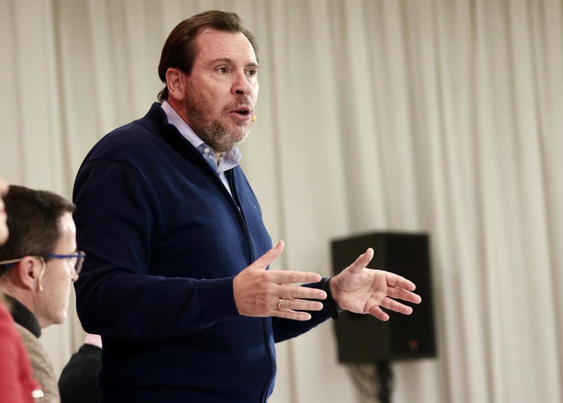 El ministro de Transportes y Movilidad Sostenible, Óscar Puente, interviene durante un acto público, en el Hotel Veracruz, a 21 de noviembre de 2025, en Don Benito.Jorge Armestar - Europa Press