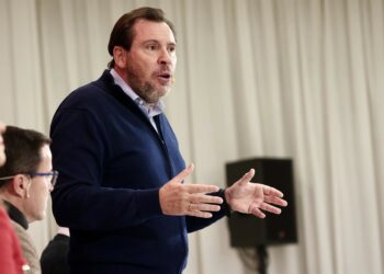 El ministro de Transportes y Movilidad Sostenible, Óscar Puente, interviene durante un acto público, en el Hotel Veracruz, a 21 de noviembre de 2025, en Don Benito.Jorge Armestar - Europa Press