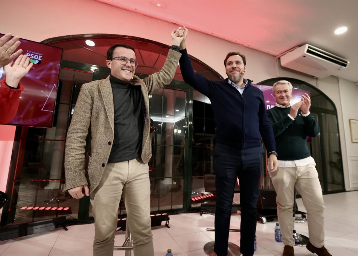 El ministro de Transportes y Movilidad Sostenible, Óscar Puente (c), y el candidato del PSOE a la Presidencia de la Junta de Extremadura, Miguel Ángel Gallardo (i), durante un acto público, en el Hotel Veracruz, a 21 de noviembre de 2025, en Don Benito.Jorge Armestar - Europa Press