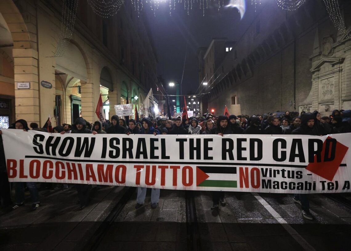 Manifestación propalestina contra la presencia del equipo de baloncesto Maccabi de Tel Aviv en Bolonia (Italia).Europa Press/Contacto/Guido Calamosca