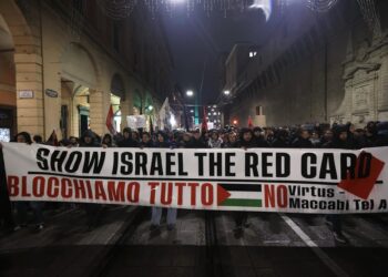 Manifestación propalestina contra la presencia del equipo de baloncesto Maccabi de Tel Aviv en Bolonia (Italia).Europa Press/Contacto/Guido Calamosca