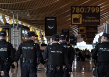 Archivo - Varios agentes de la Policía Nacional en la T4 del Aeropuerto Adolfo Suárez-Madrid BarajasDiego Radamés - Europa Press - Archivo