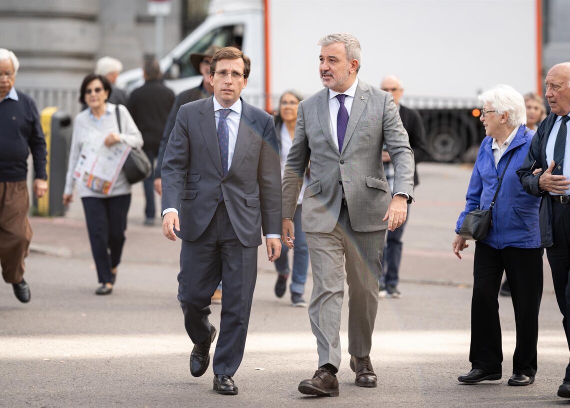 Archivo - El alcalde de Madrid, José Luis Martínez-Almeida (i) y el alcalde de Barcelona, Jaume Collboni (d), durante un paseo por el Paseo del Prado tras un encuentro institucional, en el Palacio de Cibeles, a 17 de octubre de 2023, en Madrid (España). Diego Radamés - Europa Press - Archivo