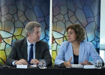 Archivo - El presidente del PP, Alberto Núñez Feijóo, y la secretaria general del PPE, Dolors Monserrat, durante un encuentro organizado por el Partido Popular Europeo, en el Hotel Eurostars Grand Marina, a 2 de octubre de 2025, en Barcelona, Catalunya (EDavid Zorrakino - Europa Press - Archivo