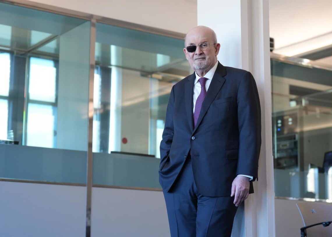 El escritor Salman Rushdie durante una entrevista para Europa Press, a 21 de noviembre de 2025, en Barcelona (España).David Zorrakino - Europa Press