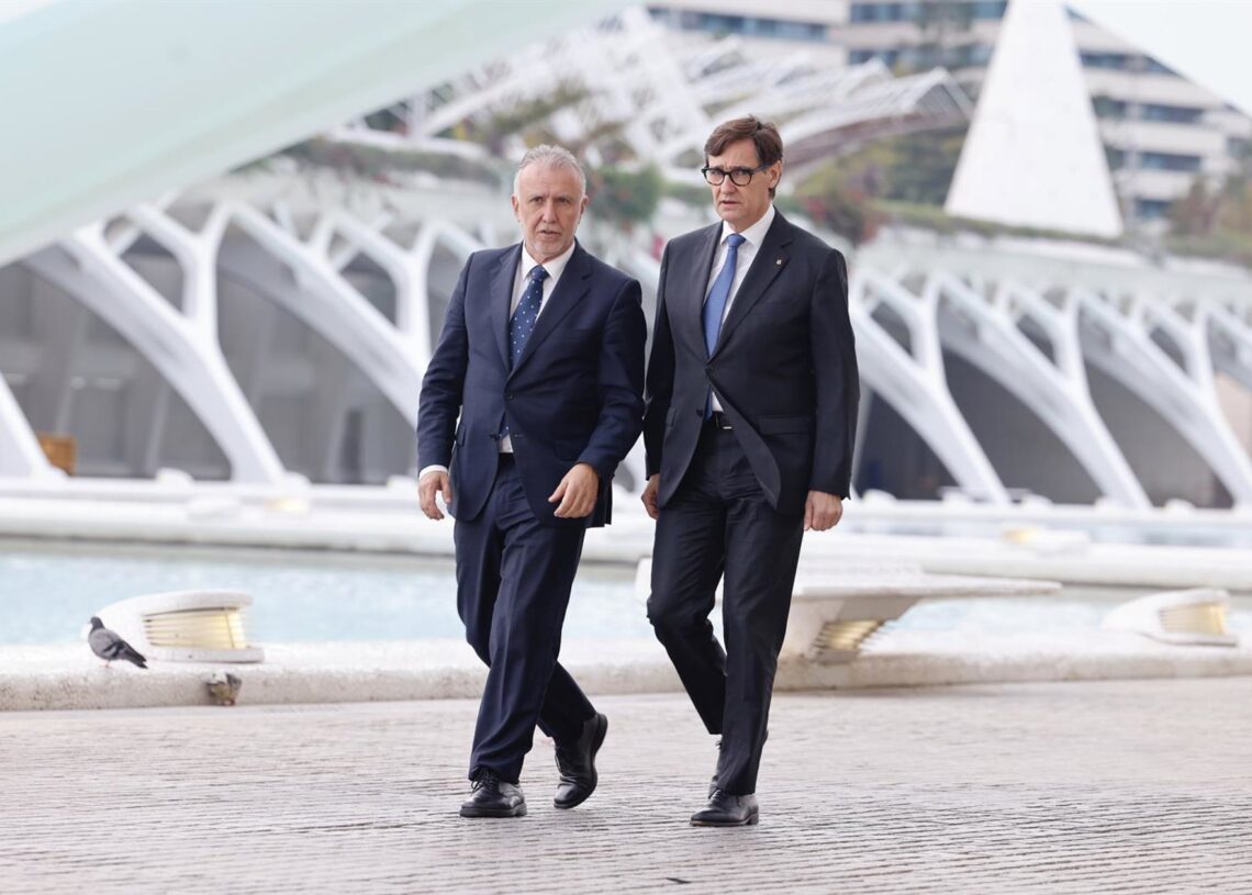 El ministro de Política Territorial y Memoria Democrática, Ángel Víctor Torres (i) y el presidente de la Generalitat, Salvador Illa (d), a sus llegadas al homenaje a las víctimas de la dana, en Valencia. Rober Solsona - Europa Press