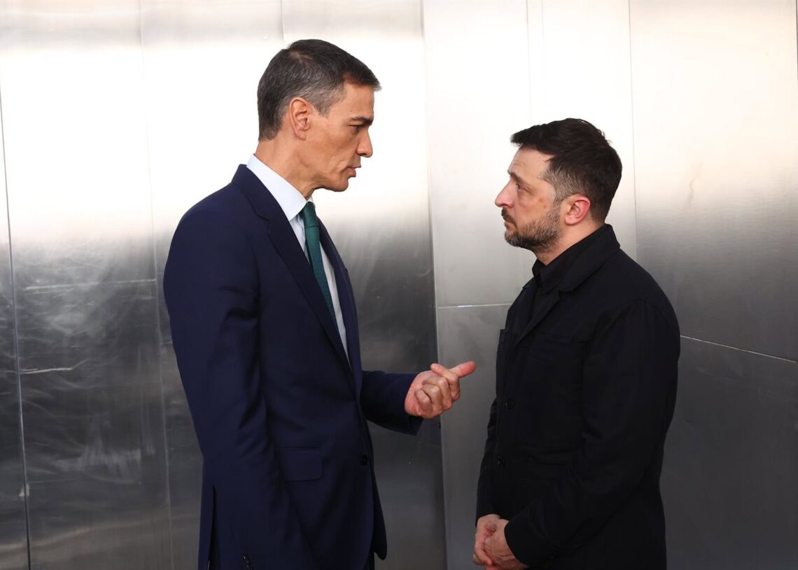 El presidente del Gobierno, Pedro Sánchez, y el presidente de Ucrania, Volodímir Zelenski, durante su visita al Museo Nacional Centro de Arte Reina Sofía, a 18 de noviembre de 2025, en Madrid (España).Pool Moncloa/Fernando Calvo y Borja Puig de la Bel