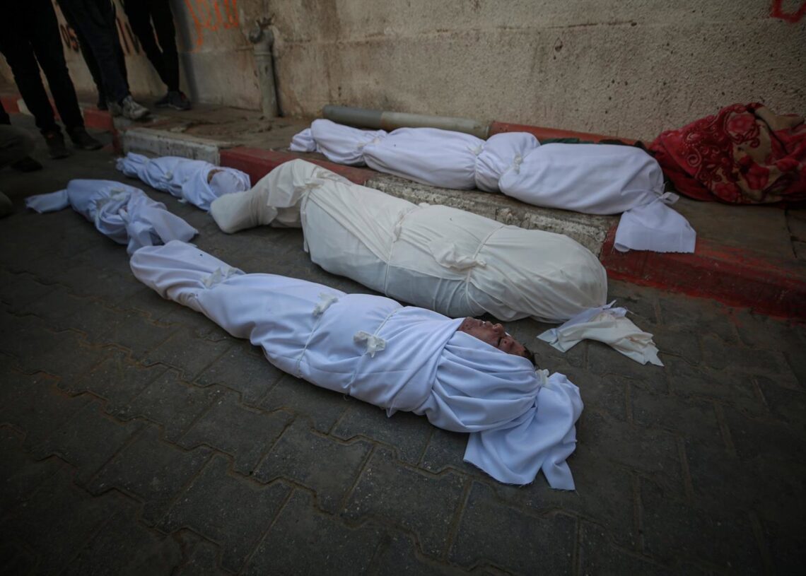 Cuerpos sin vida recibidos en hospitales de la Franja de Gaza tras ataques israelíes el 20 de noviembre de 2025Europa Press/Contacto/Omar Ashtawy