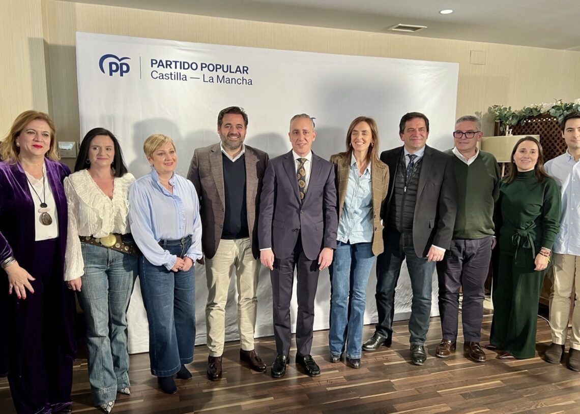 La vicesecretaria nacional de Sanidad y Política Social del Partido Popular, Carmen Funez, junto al presidente del PP Paco Núñez en el Congreso del PP de Puertollano.EUROPA PRESS