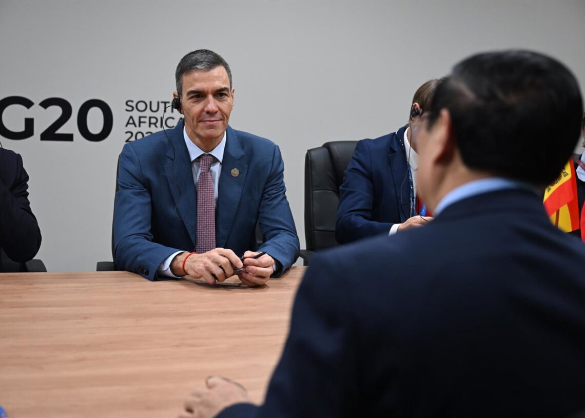 El presidente del Gobierno, Pedro Sánchez (i), durante su asistencia a la cumbre del G-20, a 22 de noviembre de 2025, en Johannesburgo (Sudáfrica). Pool Moncloa/Borja Puig de la Bellacasa y Pool G20