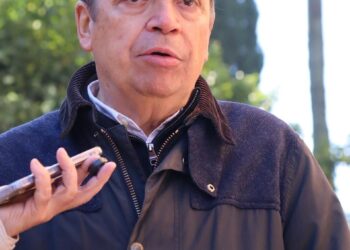 El ministro de Agricultura, Pesca y Alimentación, Luis Planas, atendiendo a los medios.PSOE DE CÓRDOBA