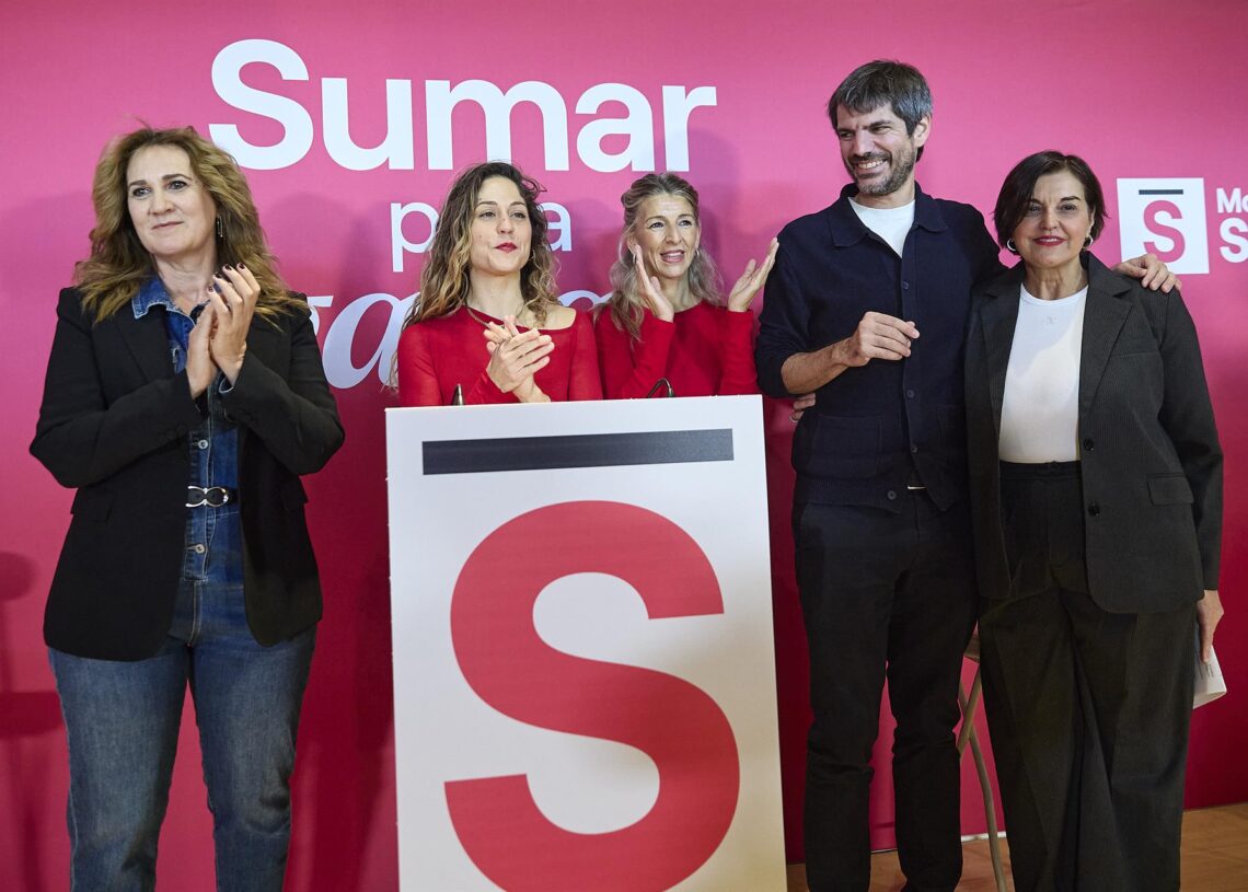 La vicepresidenta segunda, Yolanda Díaz (C), el ministro de Cultura, Ernest Urtasun (2D), las europarlamentarias Vula Tsetsi (d), y Estrella Galán (I),  y la coordinadora de Sumar, Lara Hernández (2I), a 22 de noviembre de 2025, en Madrid (España). Jesús Hellín - Europa Press