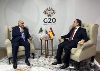 El ministro de Exteriores de Argelia, Ahmed Attaf, y el ministro de Asuntos Exteriores, Unión Europea y Cooperación de España, José Manuel Albares, en los aledaños del G20 en JohannesburgoMINISTERIO DE ASUNTOS EXTERIORES DE ESPAÑA / X