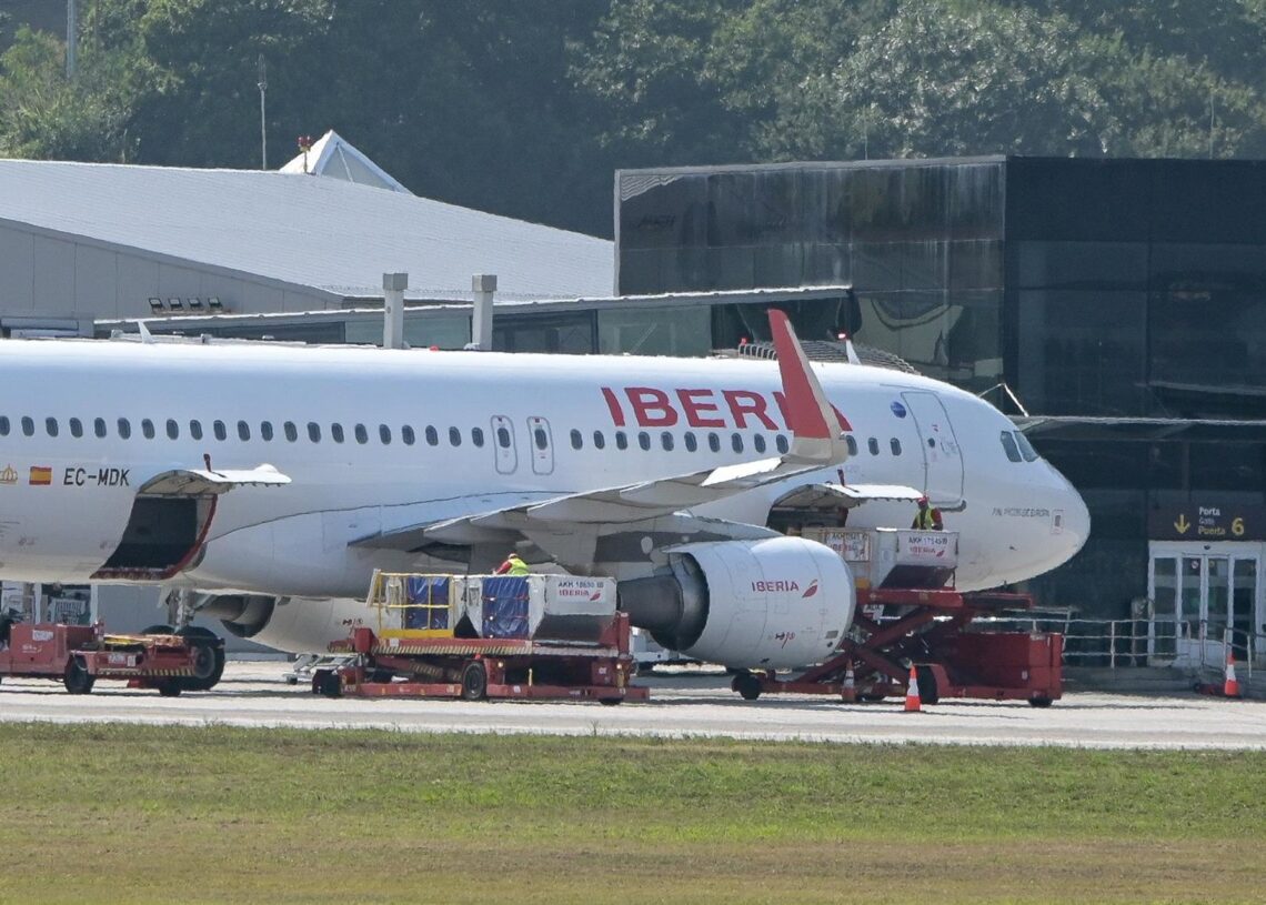 Archivo - Avión de Iberia en el aeropuerto de Alvedro, a 19 de agosto de 2024, en A Coruña, GaliciaM. Dylan - Europa Press - Archivo