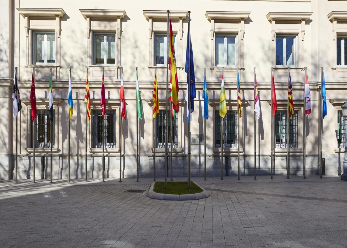 Archivo - Banderas de las Comunidades Autónomas frente a la fachada del Palacio del Senado, a 14 de enero de 2025, en Madrid (España).Jesús Hellín - Europa Press - Archivo
