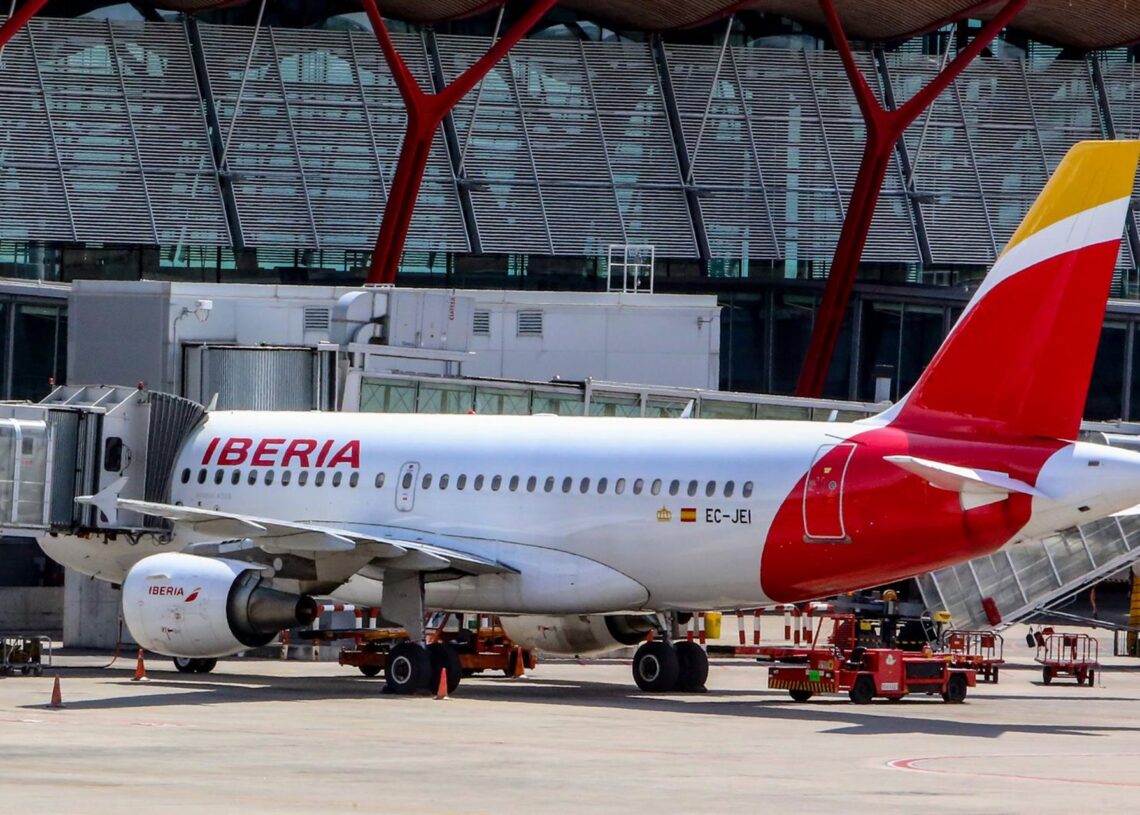 Archivo - Un avión de la aerolínea Iberia estacionado en el Aeropuerto Adolfo Suárez Madrid- Barajas.       Ricardo Rubio - Europa Press - Archivo