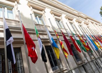 Archivo - Banderas a media asta durante un minuto de silencio por las víctimas de la DANA en las puertas del Senado, a 31 de octubre de 2024, en Madrid (España). Eduardo Parra - Europa Press - Archivo