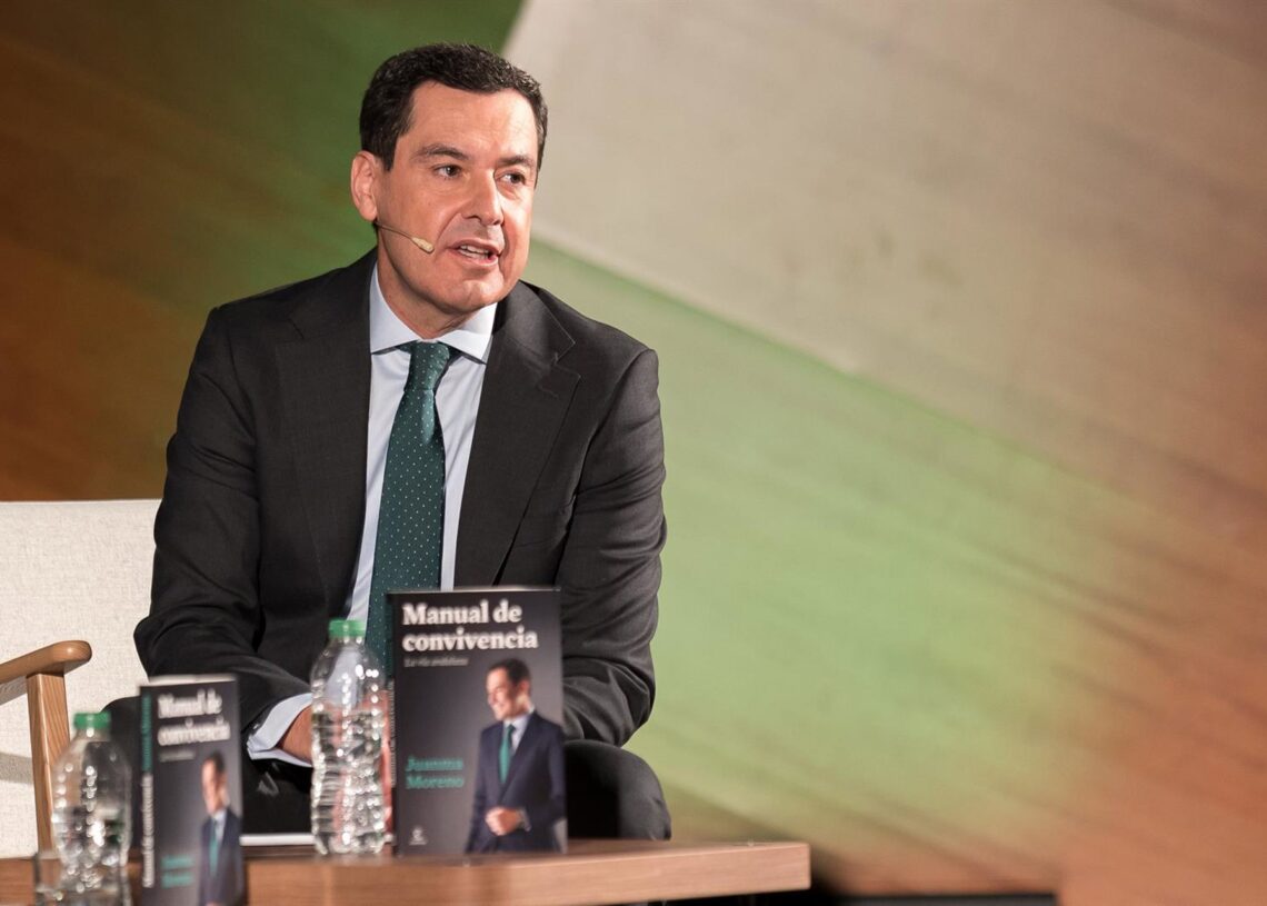 El presidente de la Junta de Andalucía, Juanma Moreno, presenta su libro 'Manual de convivencia' en un reciente acto celebrado en Madrid. Diego Radamés - Europa Press