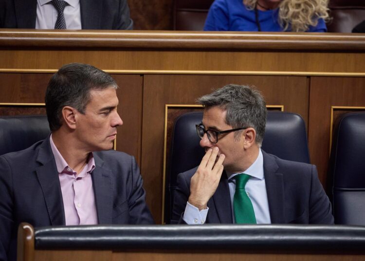 Archivo - El presidente del Gobierno, Pedro Sánchez (i) y el ministro de la Presidencia, Relaciones con las Cortes y Justicia, Félix Bolaños (d), durante una sesión plenaria en la Cámara Baja.Jesús Hellín - Europa Press - Archivo