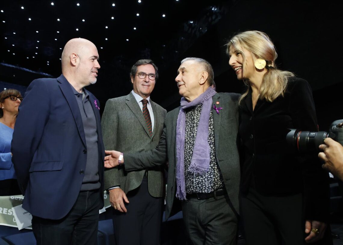 Archivo - (I-D) El secretario general de CCOO, Unai Sordo, el preside de CEOE, Antonio Garamendi, el secretario general de UGT, Pepe Álvarez, y la vicepresidenta segunda y ministra de Trabajo y Economía Social, Yolanda DíazKike Rincón - Europa Press - Archivo