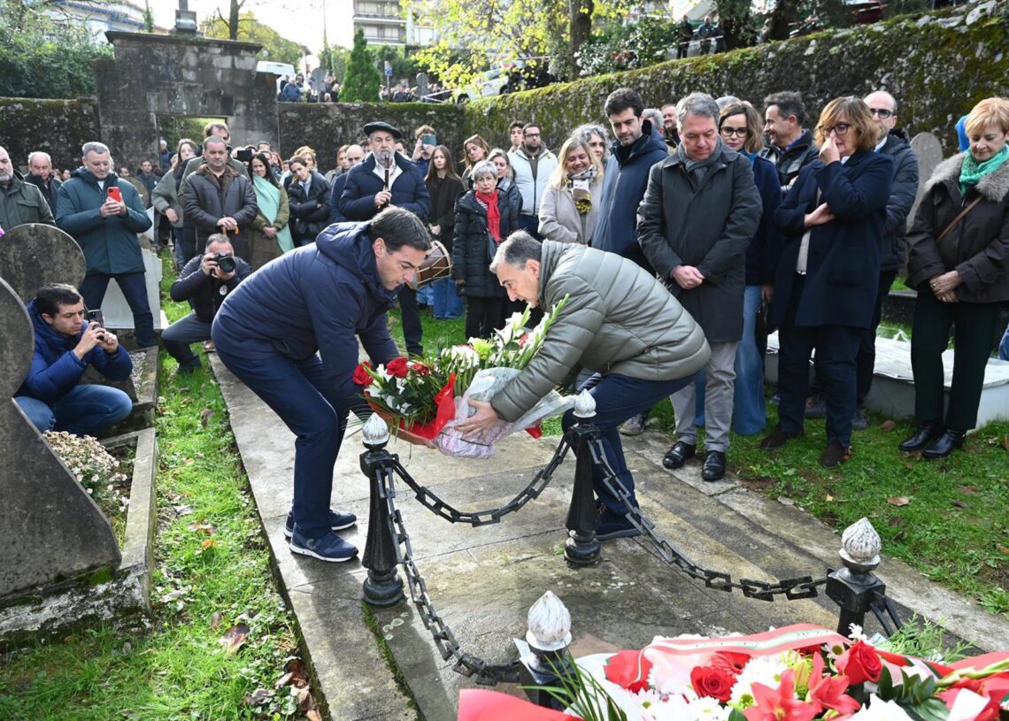 El presidente del EBB del PNV, Aitor Esteban (c), y el lehendakari, Imanol Pradales (i), durante el homenaje y ofrenda floral ante la tumba de Sabino Arana, a 23 de noviembre de 2025, en Sukarrieta (Bizkaia)David de Haro - Europa Press