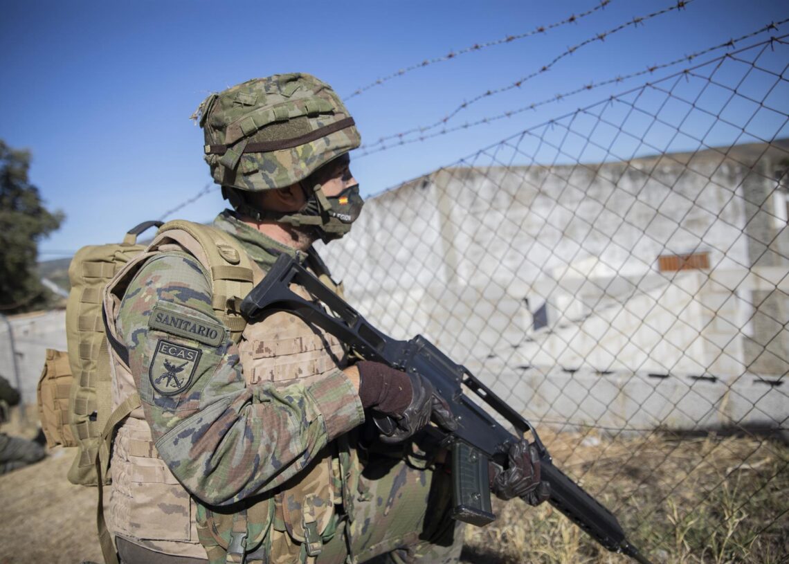 Archivo - Un soldado de la Legión participa en una maniobra de simulación de fusiles en un recinto ambientado en un "poblado afgano" en las inmediaciones del recinto del Campamento de Ronda, Málaga, Andalucía, (España), a 7 de octubre de 2020. María José López - Europa Press - Archivo
