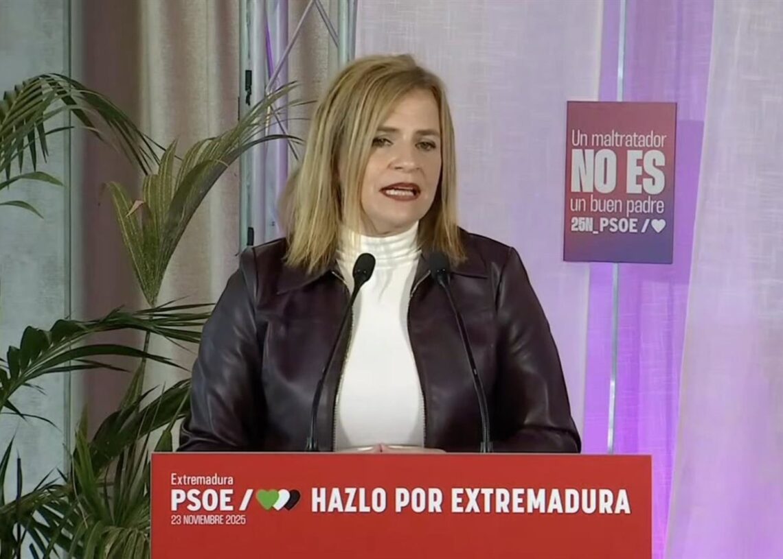 La secretaria de Igualdad del PSOE, Pilar Bernabé, interviene en un acto público con motivo del 25N en CáceresPSOE