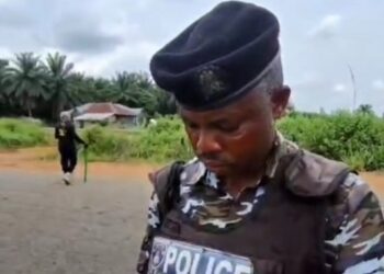 Archivo - Un agente de la Policía en NigeriaFUERZA DE POLICÍA DE NIGERIA - Archivo