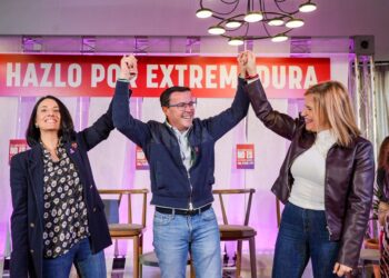 El candidato socialista a la Presidencia de la Junta de Extremadura, Miguel Ángel Gallardo, en un acto público en Cáceres junto a la secretaria de Organización del PSOE, Rebeca Torró, y la secretaria de Igualdad del PSOE, Pilar BernabéPSOE DE EXTREMADURA