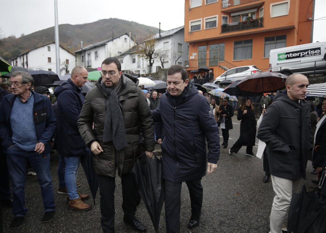 El presidente del Principado de Asturias, Adrián Barbón (i), y el presidente de la Junta de Castilla y León, Alfonso Fernández Mañueco (d), asisten al funeral por el minero Anilson Soares de Brito, en la Iglesia parroquial de Caboalles de Abajo.Fernando Otero - Europa Press