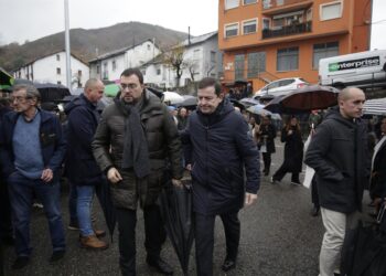 El presidente del Principado de Asturias, Adrián Barbón (i), y el presidente de la Junta de Castilla y León, Alfonso Fernández Mañueco (d), asisten al funeral por el minero Anilson Soares de Brito, en la Iglesia parroquial de Caboalles de Abajo.Fernando Otero - Europa Press