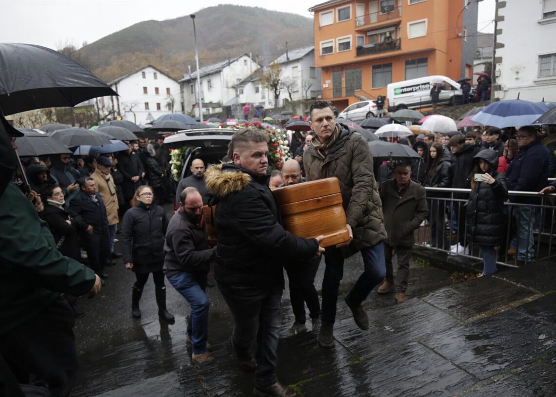 Funeral por el minero Anilson Soares de Brito, fallecido en la mina de Veiga de Rengos, en la Iglesia parroquial de Caboalles de Abajo, a 23 de noviembre de 2025.Fernando Otero - Europa Press