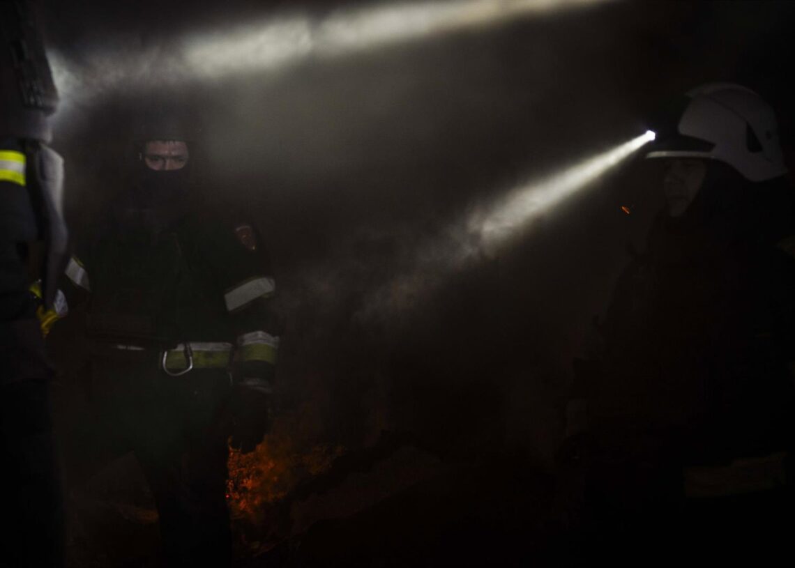 Archivo - Personal de emergencia trabaja en el lugar de los ataques con drones rusos en Járkov, UcraniaEdoardo Marangon/ZUMA Press Wire / DPA - Archivo