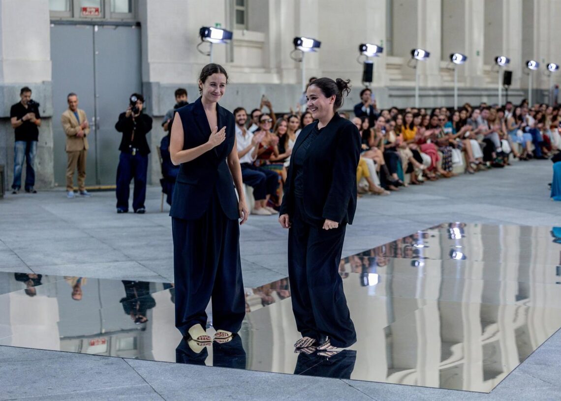 Archivo - Adriana y Tiziana Domínguez durante el desfile del diseñador Adolfo Domínguez, en la 82º edición de Mercedes-Benz Fashion Week Madrid, en el Palacio de Cibeles, a 17 de septiembre de 2025, en Madrid (España). La edición de este año se celebra deRicardo Rubio - Europa Press - Archivo