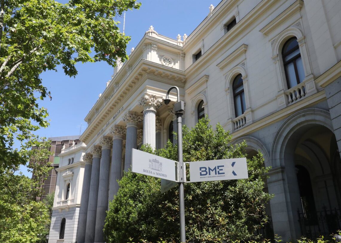 Archivo - Señal de la Bolsa de Madrid frente a la fachada del edificio, en Madrid (España)Marta Fernández Jara - Europa Press - Archivo