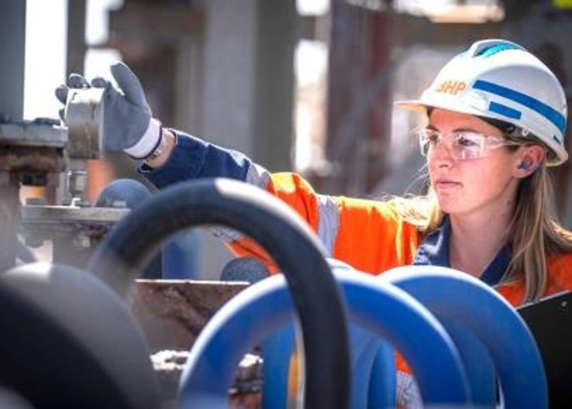 Archivo - Trabajadora de la minera BHP.BHP - Archivo