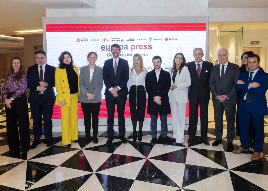 La directora general de Negocios de Europa Press, Candela Martín de Cabiedes, la ministra de  Sanidad, Mónica García, el ministro de Cultura, Ernest Urtasun, la ministra de Trabajo y vicepresidenta segunda del Gobierno, Yolanda Díaz, el ministro de ConsumAlberto Ortega - Europa Press