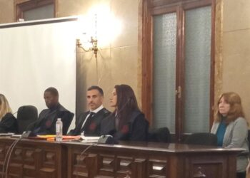 La acusada (d), durante el juicio.EUROPA PRESS