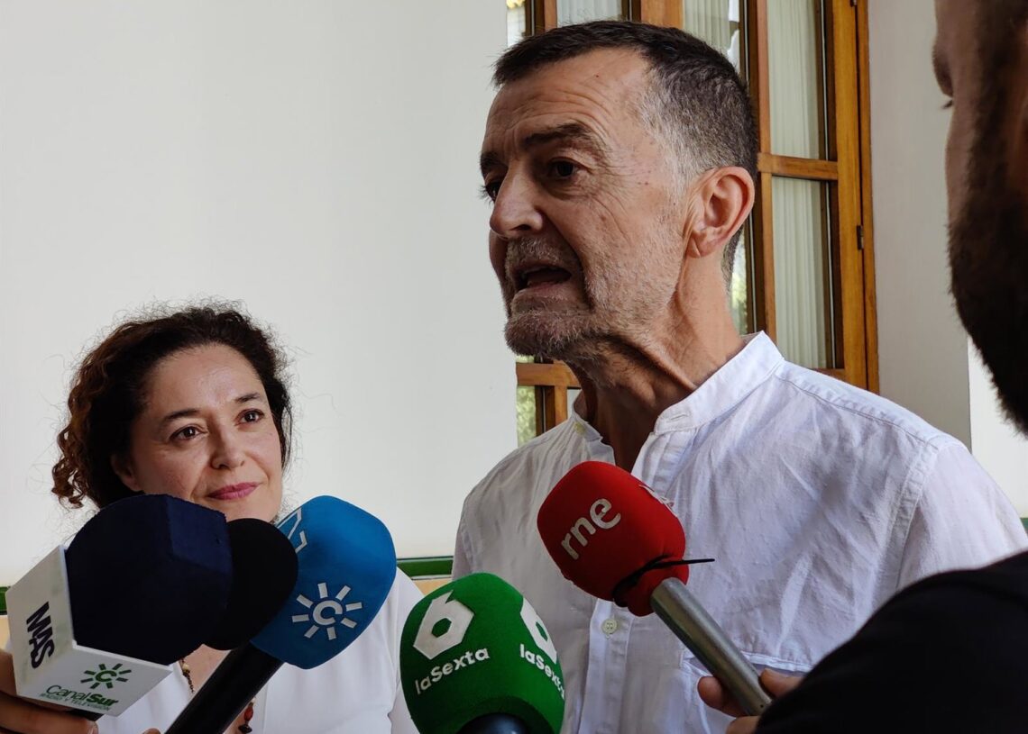 Archivo - El coordinador federal de IU, Antonio Maíllo, atiende a los medios en el Parlamento andaluz.IU - Archivo