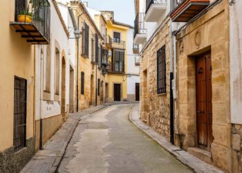 Airbnb destina casi 350.000 euros a Afammer y REDR para impulsar el desarrollo de comunidades rurales en España.AIRBNB