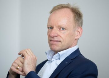 Archivo - FILED - 22 June 2022, Saxony, Dresden: Clemens Fuest, President of the Ifo Institute, sits in his seat during a press conference at the Ifo Dresden branch. The mood in the German economy worsened for the third month in a row in August, reaching Sebastian Kahnert/dpa - Archivo
