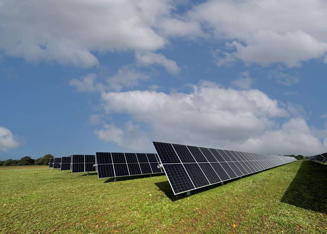 Archivo - GRS construye en Australia su proyecto híbrido más grande, con 300 MW solares y 486 MWh en almacenamientoGRS - Archivo