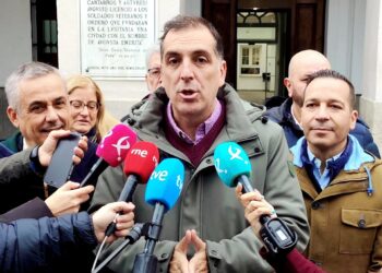 El portavoz nacional de Vox en Inmigración, Interior y Seguridad, Samuel Vázquez, flanqueado por Ángel Pelayo Gordillo, número 1 por Badajoz, y Óscar Fernández Calle, candidato a la Presidencia a la Junta.EUROPA PRESS