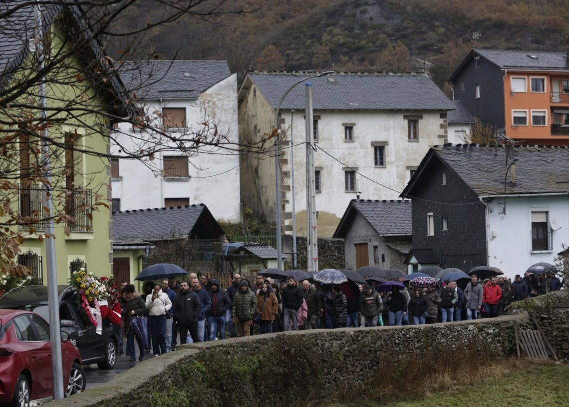 Funeral por el minero Anilson Soares de Brito, fallecido en la mina de Veiga de Rengos, en la Iglesia parroquial de Caboalles de AbajoFernando Otero - Europa Press