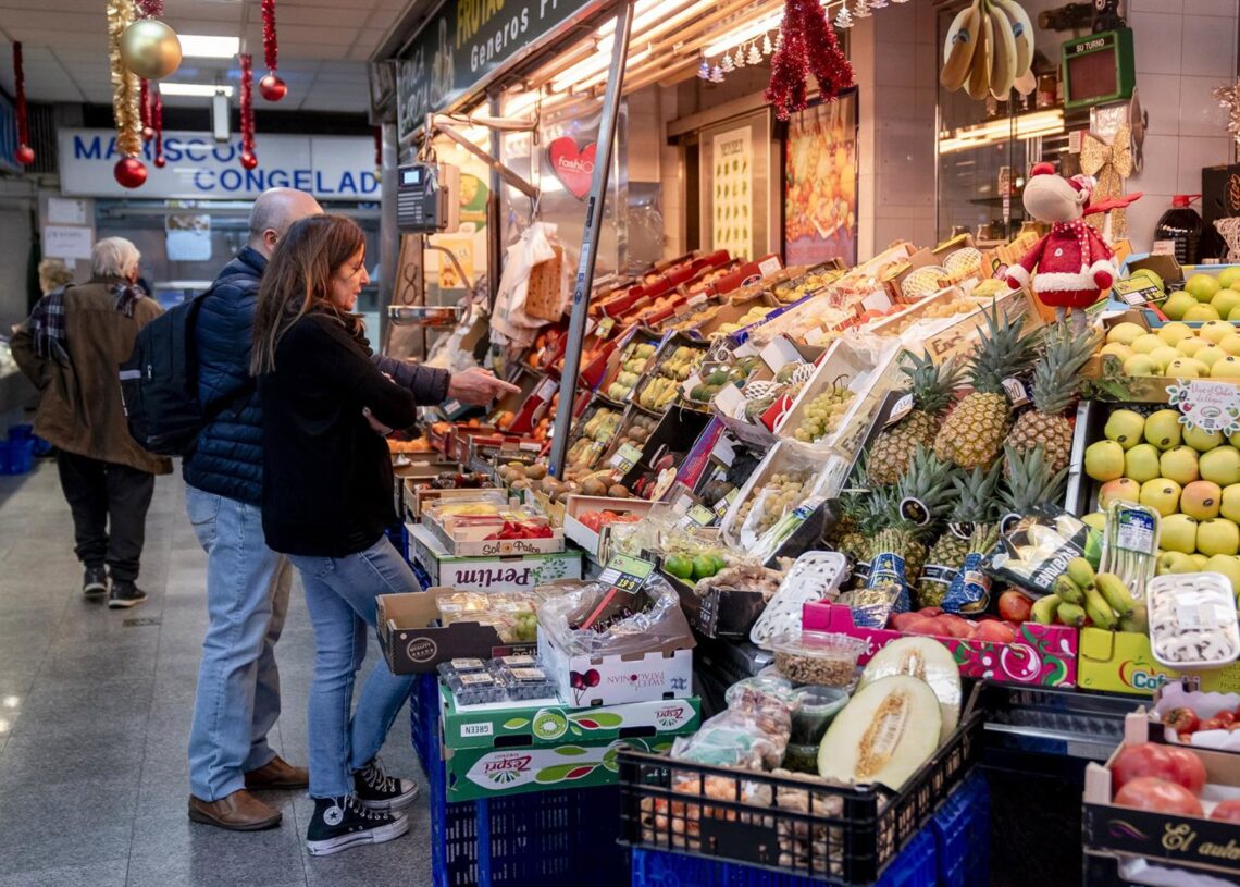 Archivo - Varias personas hacen compras en un mercado A. Pérez Meca - Europa Press - Archivo