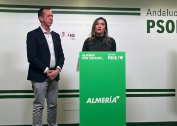 La vicesecretaria general del PSOE-A, María Márquez, en rueda de prensa en Almería junto al secretario provincial del PSOE, José María Martín.EUROPA PRESS