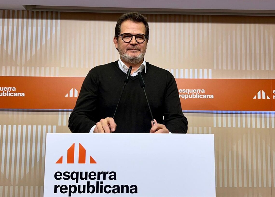 El vicesecretario de Comunicación y portavoz de ERC, Isaac Albert, en una rueda de prensa desde la sede del partidoEUROPA PRESS