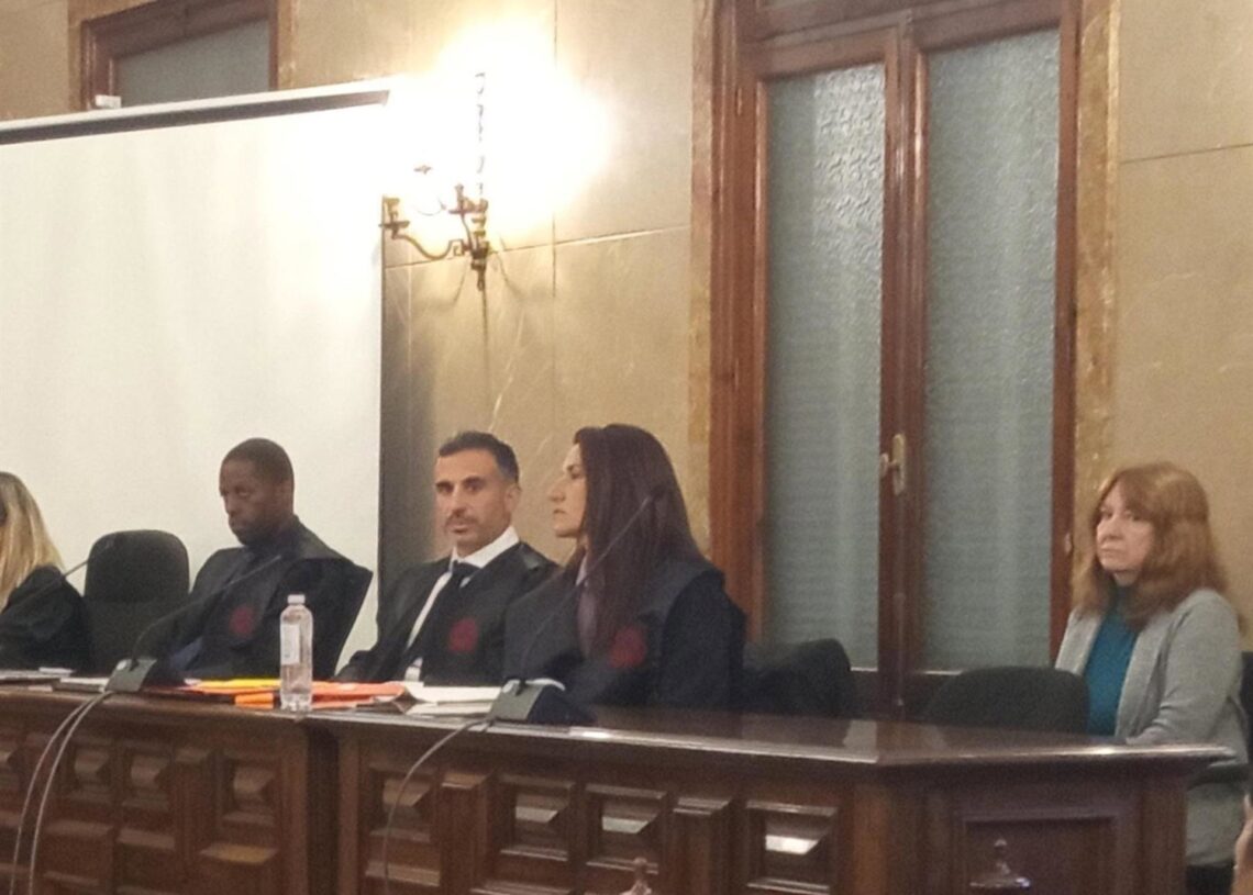 La acusada (d), durante el juicio en la Audiencia Provincial.EUROPA PRESS